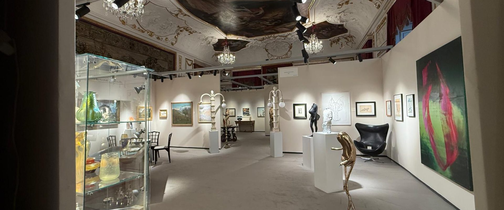 Galerie branding geïntegreerd in antiekstand